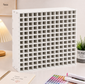 Organisateur vertical blanc pour 180 marqueurs sur un bureau de coloriage