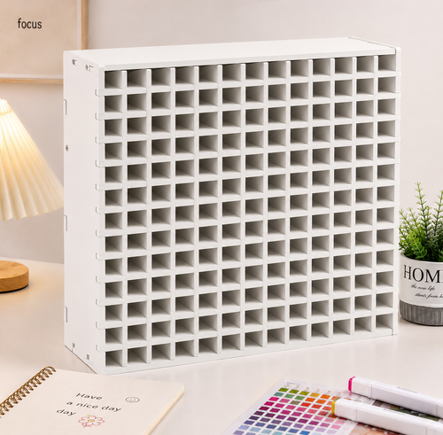 Organisateur vertical blanc pour 180 marqueurs sur un bureau de coloriage